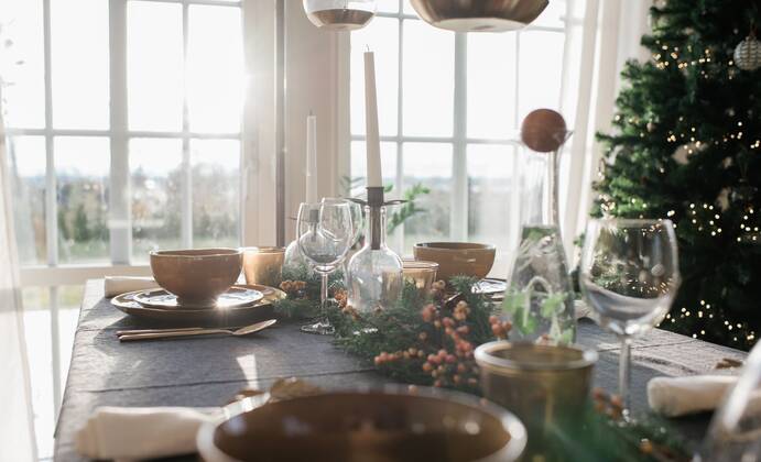 IMAGO Creative: Landleben - Essen tall candles on a decorated dinner table at home at Christmas NorrtoÂ¤lje, Stockholm County, Sweden CR_RABE200115-271811-01