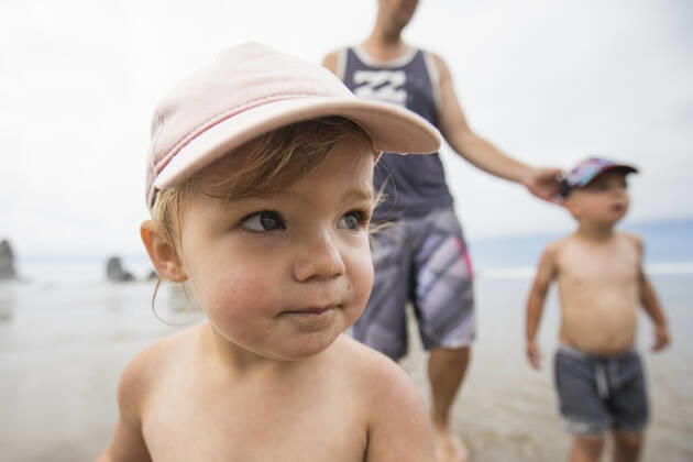 Portrait of cute one year old girl at the beach with brother and dad. Cannon Beach, OR, United States ,model released, Symbolfoto CR_JDIP200116A-282537-01