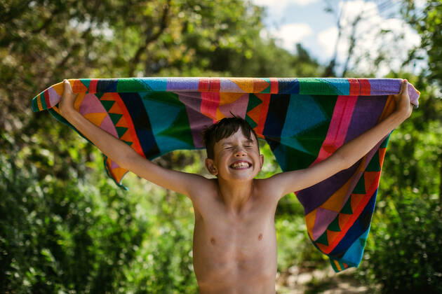 Young boy with towel at beach on summer vacation with a big smile Canada, Ontario, Kincardine ,model released, Symbolfoto CR_KEMA200116D-290614-01