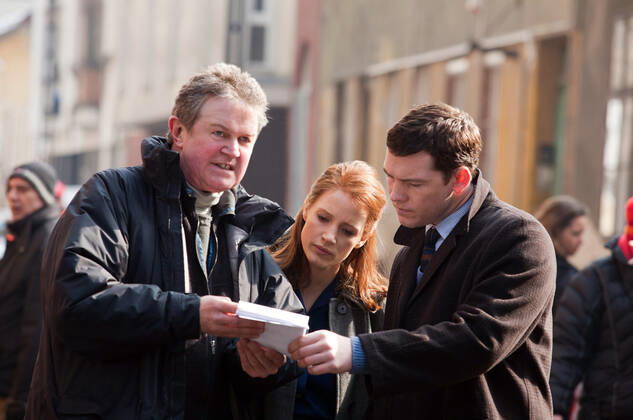 THE DEBT, from left: director John Madden, Jessica Chastain, Sam Worthington, on set, 2010. ph: Laurie Sparham Focus Features Courtesy Everett Collection Focus Features Courtesy Everett Collection !ACHTUNG AUFNAHMEDATUM GESCHÃ„TZT! PUBLICATIONXNOTxINxCANxCHNxFRAxITAxJPNxNORxPOLxRUSxESPxUKxUSA Copyright: xFocusxFeatures CourtesyxEverettxCollectionx MCDDEBT EC029