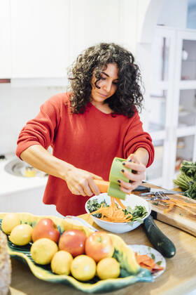 Brunette woman making a healthy green salad. Madrid, Community of Madrid, Spain ,model released, Symbolfoto CR_OSCA200212-305677-01