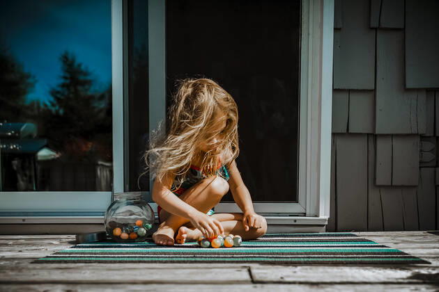 IMAGO Creative, Jahreszeit Sommer, Sommerferien 4 year old girl playing with rubber ball on a summer day Shediac, NB, Canada ,model released, Symbolfoto CR_TYTZ200213-300114-01