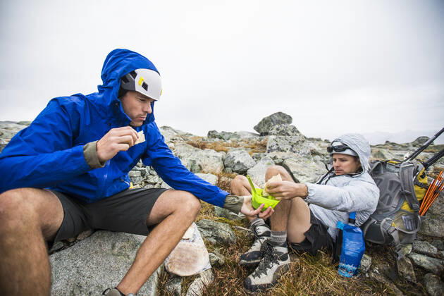 IMAGO Creative: Klimawandel - Nachhaltiges Reisen Climbers share food during a backpacking trip. Whistler, BC, Canada ,model released, Symbolfoto CR_JDIP200220B-282739-01