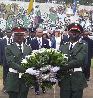 19981103 KING CARL GUSTAF AND QUEEN SILVIA AT STATE VISIT IN MOCAMBIQUE WEDNESDAY AT THE WAR OFFICER MONUMENT FOR PHOTO TORBJÖRN SELANDER Code 4912 F image COPYRIGHT SCANPIX SWEDEN x place information,  Copyright: xTorbjörnxSelanderx