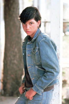THE OUTSIDERS, Ralph Macchio, 1983, Warner Brothers courtesy Everett Collection Warner Bros Courtesy Everett Collection !ACHTUNG AUFNAHMEDATUM GESCHÃ„TZT! PUBLICATIONXNOTxINxCANxCHNxFRAxITAxJPNxNORxPOLxRUSxESPxUKxUSA Copyright: xWarnerxBros CourtesyxEverettxCollectionx MCDOUTS EC027