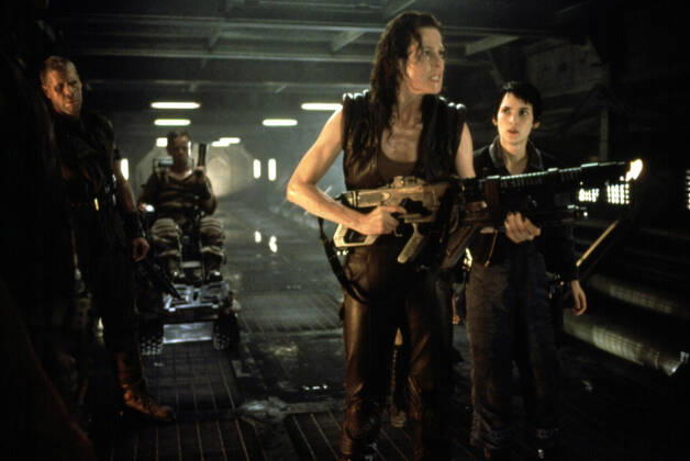 ALIEN: RESURRECTION, Ron Perlman, Sigourney Weaver, Winona Ryder, 1997, alien hunting 20thCentFox Courtesy Everett Collection !ACHTUNG AUFNAHMEDATUM GESCHÃ„TZT! PUBLICATIONXNOTxINxCANxCHNxFRAxITAxJPNxNORxPOLxRUSxESPxUKxUSA Copyright: x20thCentFox CourtesyxEverettxCollectionx MSDALRE EC011