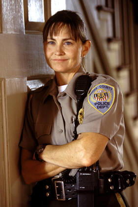 SIGNS, Cherry Jones, 2002, (c) Walt Disney courtesy Everett Collection Walt Disney Co. Courtesy Everett Collection !ACHTUNG AUFNAHMEDATUM GESCHÃ„TZT! PUBLICATIONXNOTxINxCANxCHNxFRAxITAxJPNxNORxPOLxRUSxESPxUKxUSA Copyright: xWaltxDisneyxCo. CourtesyxEverettxCollectionx MCDSIGN EC024