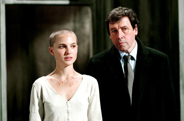 V FOR VENDETTA, Natalie Portman, Stephen Rea, 2006, (c) Warner Brothers courtesy Everett Collection Warner Bros Courtesy Everett Collection !ACHTUNG AUFNAHMEDATUM GESCHÃ„TZT! PUBLICATIONXNOTxINxCANxCHNxFRAxITAxJPNxNORxPOLxRUSxESPxUKxUSA Copyright: xWarnerxBros CourtesyxEverettxCollectionx MCDVFOV EC050