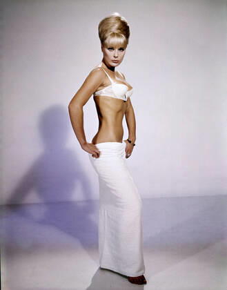 DEADLIER THAN THE MALE, Elke Sommer, 1966 Courtesy Everett Collection !ACHTUNG AUFNAHMEDATUM GESCHÃ„TZT! PUBLICATIONXNOTxINxCANxCHNxFRAxITAxJPNxNORxPOLxRUSxESPxUKxUSA Copyright: xCourtesyxEverettxCollectionx MSDDETH EC041