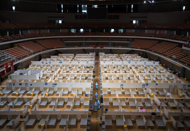 Bilder des Jahres 2020, News 03 März News Themen der Woche KW13 News Bilder des Tages (200324) -- BEIJING, March 24, 2020 -- Staff members clean up a makeshift hospital converted from a sports venue following its closure as its last batch of cured COVID-19 patients were discharged in Wuhan, central China s Hubei Province, March 8, 2020. ) Xinhua Headlines: Wuhan provides hope in fight against COVID-19 XiaoxYijiu