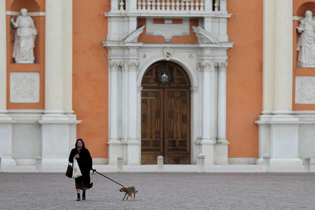 Foto IPP Ciancaglini Emmanuele Carpi 25 03 2020 Emergenza Covid-19 Emilia - Romagna nella foto: Una donna passeggia con il cane in Piazza Dei Martiri a Carpi Italy Photo Press - World Copyright Emergenza Covid-19 Emilia - Roma 0