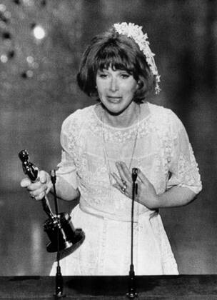 OSCARS: Beste Nebendarstellerin, PreistrÃ¤gerinnen 1971-1980 Lee Grant accepting her Academy Award for SHAMPOO, 1976 Courtesy Everett Collection !ACHTUNG AUFNAHMEDATUM GESCHÃ„TZT! PUBLICATIONXNOTxINxCANxCHNxFRAxITAxJPNxNORxPOLxRUSxESPxUKxUSA Copyright: xCourtesyxEverettxCollectionx PBDLEGR EC001
