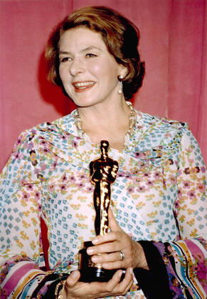 OSCARS: Beste Nebendarstellerin, PreistrÃ¤gerinnen 1971-1980 Ingrid Bergman accepting the Best Supporting Actress Oscar at the 47th Academy Awards for her performance in MURDER ON THE ORIENT EXPRESS, 1975 Courtesy Everett Collection !ACHTUNG AUFNAHMEDATUM GESCHÃ„TZT! PUBLICATIONXNOTxINxCANxCHNxFRAxITAxJPNxNORxPOLxRUSxESPxUKxUSA Copyright: xCourtesyxEverettxCollectionx PCDINBE EC007