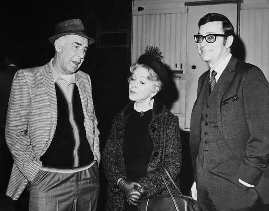 OSCARS: Beste Nebendarstellerin, PreistrÃ¤gerinnen 1971-1980 AIRPORT, from left: writer director George Seaton, Helen Hayes, producer Ross Hunter on set, 1970 Courtesy Everett Collection !ACHTUNG AUFNAHMEDATUM GESCHÃ„TZT! PUBLICATIONXNOTxINxCANxCHNxFRAxITAxJPNxNORxPOLxRUSxESPxUKxUSA Copyright: xCourtesyxEverettxCollectionx MBDAIRP EC059