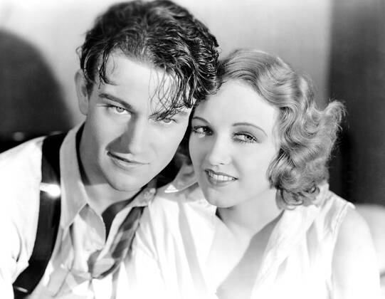 GIRLS DEMAND EXCITEMENT, from left, John Wayne, Virginia Cherrill, 1931, TM and copyright 20th Century Fox Film Corp. All rights reserved Courtesy: Everett Collection. 20thCentFox Courtesy Everett Collection !ACHTUNG AUFNAHMEDATUM GESCHÃ„TZT! PUBLICATIONXNOTxINxCANxCHNxFRAxITAxJPNxNORxPOLxRUSxESPxUKxUSA Copyright: x20thCentFox CourtesyxEverettxCollectionx MBDGIDE FE004