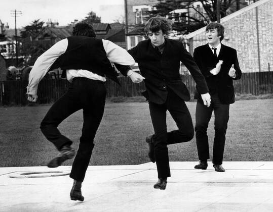 A HARD DAY S NIGHT, Paul McCartney, Ringo Starr, John Lennon, 1964 Courtesy Everett Collection !ACHTUNG AUFNAHMEDATUM GESCHÃ„TZT! PUBLICATIONXNOTxINxCANxCHNxFRAxITAxJPNxNORxPOLxRUSxESPxUKxUSA Copyright: xCourtesyxEverettxCollectionx MBDHADA EC022