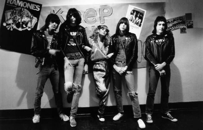 ROCK N ROLL HIGH SCHOOL, The Ramones, (Dee Dee, Joey, Johnny, Marky), P.J. Soles, (center), 1979. (c) New World Pictures Courtesy: Everett Collection. New World Releasing Courtesy Everett Collection !ACHTUNG AUFNAHMEDATUM GESCHÃ„TZT! PUBLICATIONXNOTxINxCANxCHNxFRAxITAxJPNxNORxPOLxRUSxESPxUKxUSA Copyright: xNewxWorldxReleasing CourtesyxEverettxCollectionx MBDRONR EC011