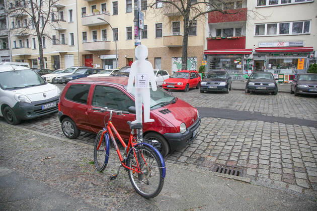 memorial for a dead pedestrian in the neuköllner reuterkiez in lenaustraße memorial for a dead pedestrian in the neuköllner reuterkiez in lenaustraße