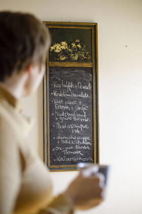 Symbol photo on the subject of cooking at home A woman looks at a chalkboard on which a weekly plan with meals has been written Berlin, 26 03 2020 Berlin Germany Copyright: xphotothek xThomasxTrutschelx