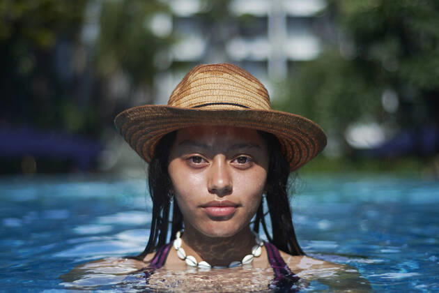 IMAGO Creative, Jahreszeit Sommer, Sonnenschutz Stylish trendy young teen visco girl in the pool wearing a straw hat Denpasar, Bali, Indonesia ,model released, Symbolfoto CR_SAAL200302A-313907-01