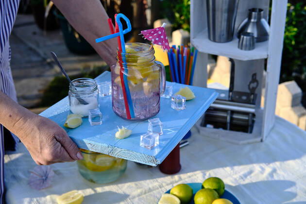 Waitress brings a cocktail on her blue wooden tray Seville, AL, Spain CR_FAGU200313B-318310-01