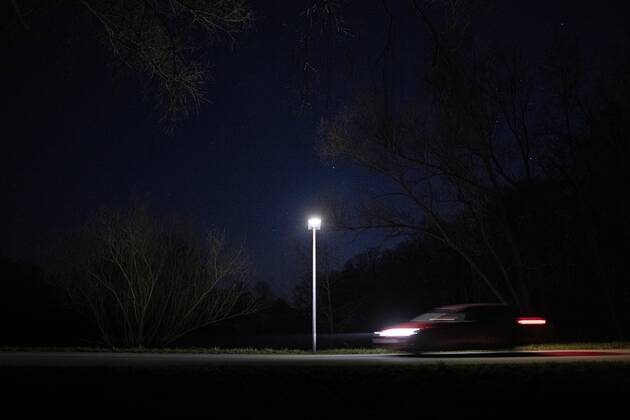 A street lamp shines at a wooded area in Jaenkendorf, 01 04 2020 Jaenkendorf Germany Copyright: xFlorianxGaertner photothek.netx