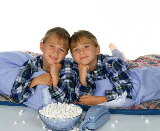 YOU RE INVITED TO MARY-KATE & ASHLEY S SLEEPOVER PARTY, from left: Mary-Kate Olsen, Ashley Olsen, 1995, Dualstar Productions courtesy Everett Collection Dualstar Productions courtesy Everett Collection !ACHTUNG AUFNAHMEDATUM GESCHÃ„TZT! PUBLICATIONXNOTxINxCANxCHNxFRAxITAxJPNxNORxPOLxRUSxESPxUKxUSA Copyright: xCourtesyxEverettxCollectionx MCDYOIN EC015