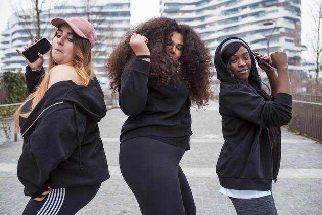 Three sportive young women dancing in the city model released Symbolfoto  MEUF00036