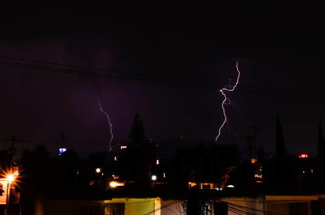 April 2, 2020: April 02, 2020. Cuautitlan Izcalli, stete of Mexico. Lightning night in some parts of the state of Mexico, being on the ninth day of phase 2 by COVID-19 coronavirus in Mexico..PHOTO: OMAR LOPEZ - ZUMAl109 20200402_zap_l109_005 Copyright: xOmarxLopezx