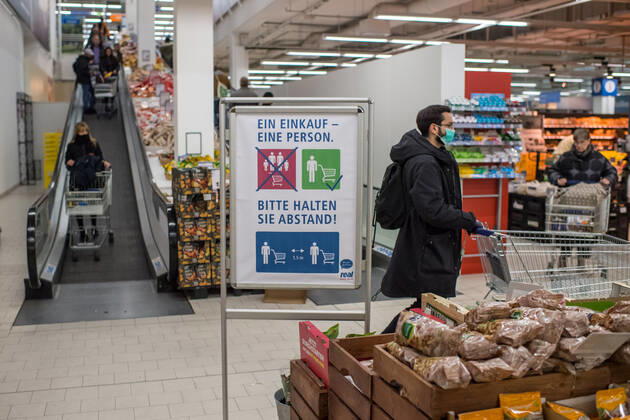 Health Corona Virus Impact Effects of the Corona Crisis In the picture An information poster about the desired behaviour of customers in a supermarket in Berlin 3 4 2020, Berlin