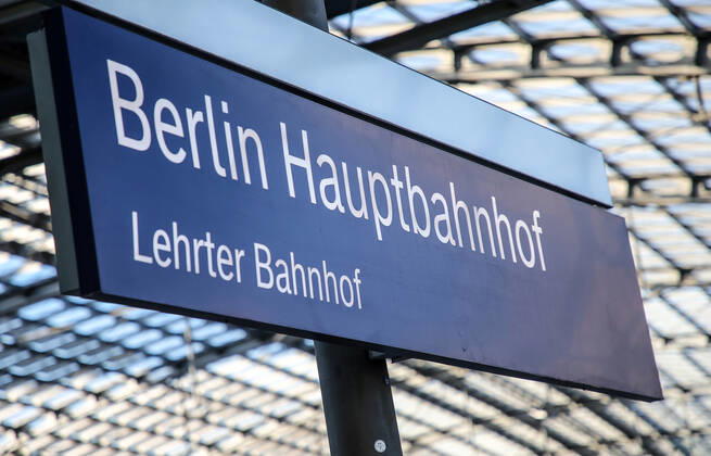 Hauptbahnhof Berlin Berlin, 06 04 2020, Central Station Sign with lettering Berlin Hauptbahnhof Lehrter Bahnhof Berlin Berlin Deutschland Hauptbahnhof