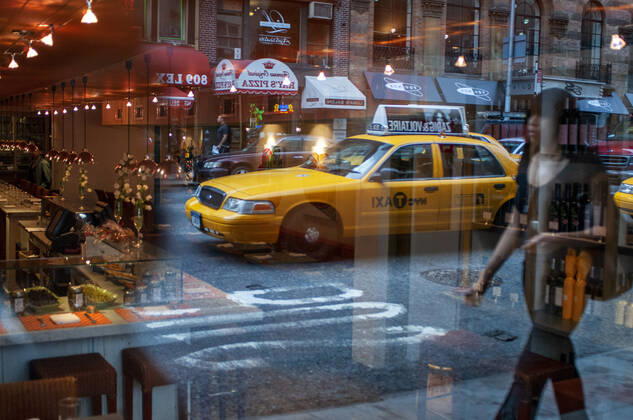 IMAGO Creative, Urban Lifestyle IMAGO Creative: Urban Diversity Reflection in a restaurant on the Upper East Side. The Upper East Side is the most southern district of New York, and has the highest population density and the highest concentration of wealth. In this section everything is at hand: schools, shops, museums and parks. The variety of homes that populate this area is extremely varied, and coexisting luxury condominium buildings and cooperative buildings and single-family homes the floors without elevator. New York New York USA Copyright: xSergixReboredox xVWPicsx SRE-BS3581