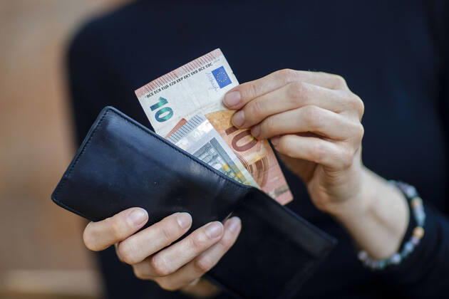 Symbol photo A woman takes bank notes from a money exchange Berlin, 06 04 2020 Berlin Germany Copyright: xThomasxTrutschel photothekx