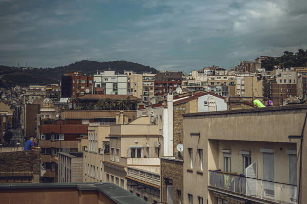 April 10, 2020, Barcelona, Catalonia, Spain: Neighbours chat from their rooftops across the street at the 26th day of a nationwide lockdown due to the continuous spread of the virus. Spain registered nearly 400 new fatalities totaling a death toll of nearly 16000 so far. Barcelona Spain - ZUMAo105 20200410_zap_o105_001 Copyright: xMatthiasxOesterlex