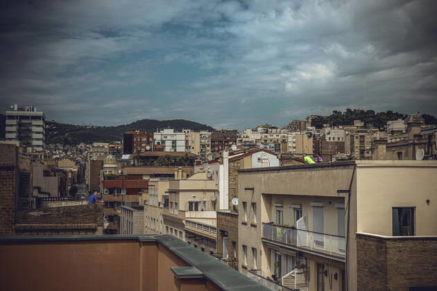 April 10, 2020, Barcelona, Catalonia, Spain: Neighbours chat from their rooftops across the street at the 26th day of a nationwide lockdown due to the continuous spread of the virus. Spain registered nearly 400 new fatalities totaling a death toll of nearly 16000 so far. Barcelona Spain - ZUMAo105 20200410_zap_o105_002 Copyright: xMatthiasxOesterlex