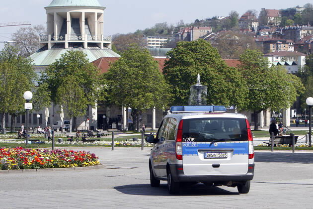 A police patrol of the Baden Württemberg state police checks the compliance with the contact prohibitions and minimum distances on the shopping street and pedestrian zone Königstraße at Schlossplatz in the city centre of Stuttgart, Baden Württemberg, Bavaria, Germany