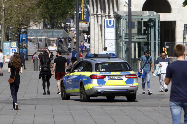 A police patrol of the Baden Württemberg state police checks the compliance with the contact prohibitions and minimum distances on the shopping street and pedestrian zone Königstraße at Schlossplatz in the city centre of Stuttgart, Baden Württemberg, Bavaria, Germany