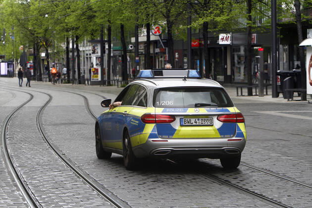 On the occasion of the Corona crisis, a police patrol of the Baden Württemberg state police checks the observance of the contact prohibitions and minimum distances on the Planken shopping street and pedestrian zone in the city centre of Stuttgart, Baden Württemberg, Bavaria, Germany