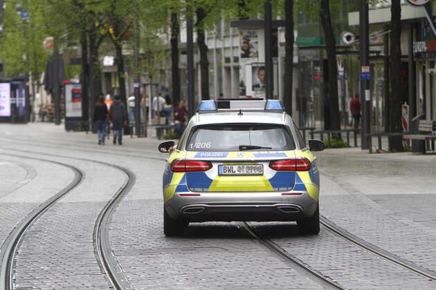On the occasion of the Corona crisis, a police patrol of the Baden Württemberg state police checks the observance of the contact prohibitions and minimum distances on the Planken shopping street and pedestrian zone in the city centre of Stuttgart, Baden Württemberg, Bavaria, Germany