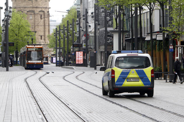 On the occasion of the Corona crisis, a police patrol of the Baden Württemberg state police checks the observance of the contact prohibitions and minimum distances on the Planken shopping street and pedestrian zone in the city centre of Stuttgart, Baden Württemberg, Bavaria, Germany