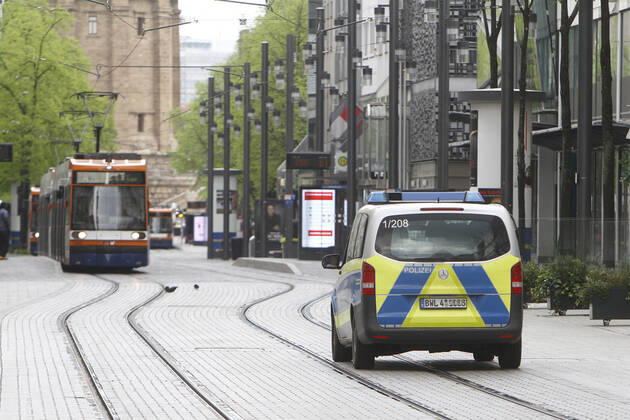 On the occasion of the Corona crisis, a police patrol of the Baden Württemberg state police checks the observance of the contact prohibitions and minimum distances on the Planken shopping street and pedestrian zone in the city centre of Stuttgart, Baden Württemberg, Bavaria, Germany