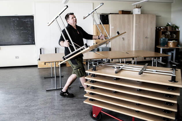 Work on high pressure to prepare for reopening at the full-day school at Vejle, Tuesday 14 April 2020 The school has been closed due to the risk of infection from coronavirus COVID 19, Vejle, Copyright: MettexM MettexMoerkx cop111 spdk20200414-153311-L