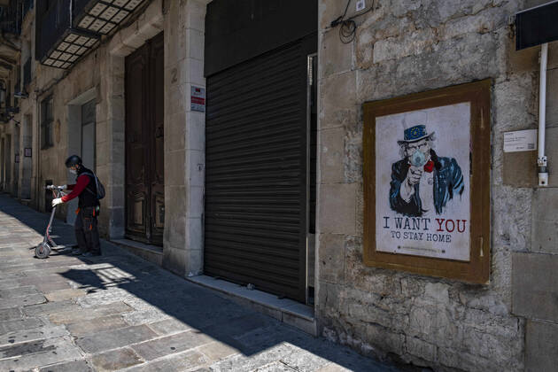 April 14, 2020, Barcelona, Catalonia, Spain: A popular graffiti in support of confinement restrictions during the Covid-19 crisis..Despite the fact that the confinement persists, around 900,000 workers in Catalonia have returned to their jobs in what is the first phase to recover industrial activity after the emergency decree. Barcelona faces its 31st day of house confinement due to the contagion of Covid-19. Barcelona Spain - ZUMAs197 20200414_zaa_s197_093 Copyright: xPacoxFreirex