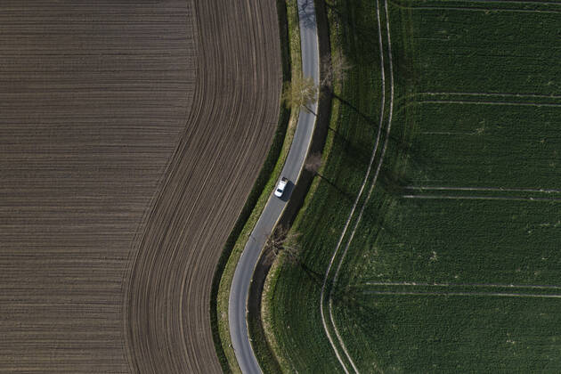 A car driving along a winding road between two fields, taken in Wiesa, 14 04 2020 Wiesa Germany Copyright: xFlorianxGaertner photothek.netx