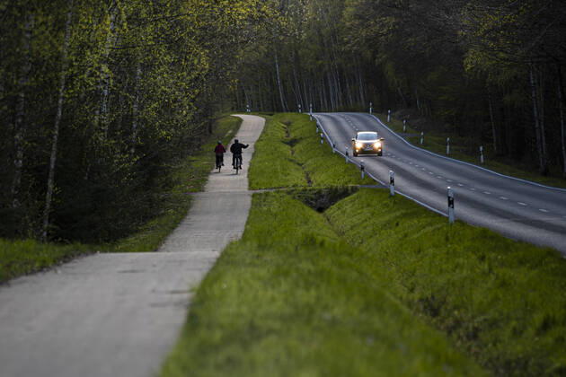 A cyclist greets a car driver who honks his headlights in Diehsa, 14 04 2020 Diehsa Germany Copyright: xFlorianxGaertner photothek.netx