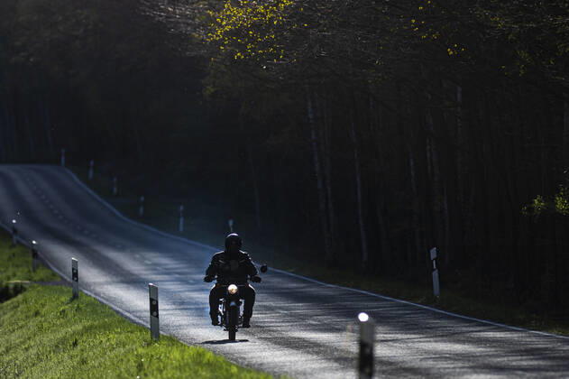 A Simson S50 moped drives along a country road in Diehsa, 14 04 2020 Diehsa Germany Copyright: xFlorianxGaertner photothek.netx