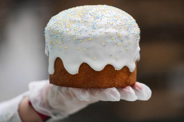 News Bilder des Tages IVANOVO, RUSSIA - APRIL 14, 2020: An Easter cake baked at the Ivanovsky Pekar bakery. Vladimir Smirnov TASS  TS0D5AD9
