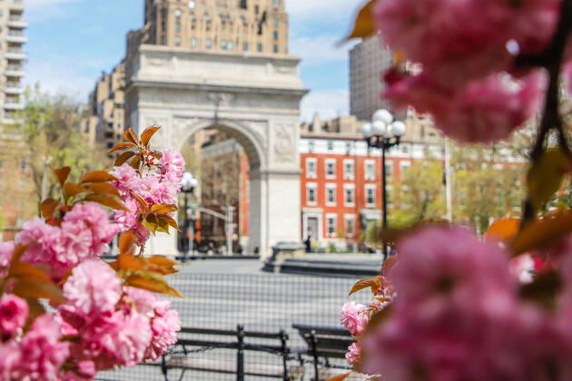 April 14, 2020, New York, NEW YORK, EUA: Movement in Washington Square Park in the spring of New York during the Coronavirus COVID-19 pandemic in the United States. New York USA - ZUMAc233 20200414_zsp_c233_087 Copyright: xVanessaxCarvalhox
