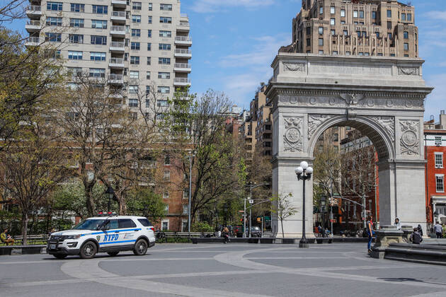 April 14, 2020, New York, NEW YORK, EUA: Movement in Washington Square Park in the spring of New York during the Coronavirus COVID-19 pandemic in the United States. New York USA - ZUMAc233 20200414_zsp_c233_097 Copyright: xVanessaxCarvalhox