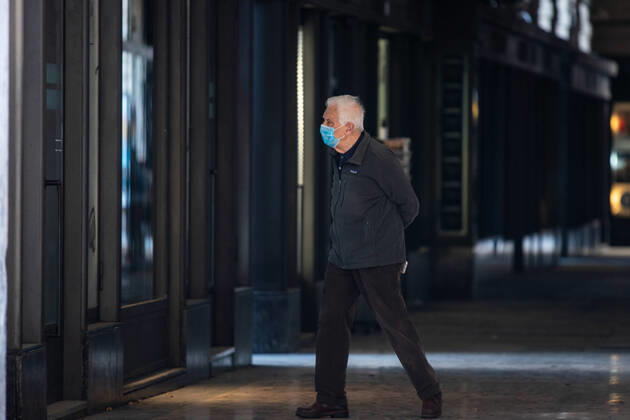 Italy: Turin lockdown 14th April 2020 People wear a safety mask in Piazza Castello in a deserted Turin on April 14, 2020 in Italy, during the country s lockdown aimed at curbing the spread of the COVID-19 infection, caused by the novel coronavirus. Turin Piedmont Turin Italy Copyright: AlbertoxGandolfo